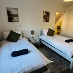 Apartman Lakeside Townhouse - Homely & Modern