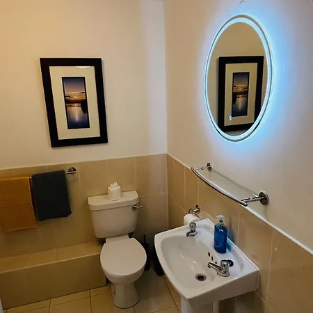 Lakeside Townhouse - Homely & Modern