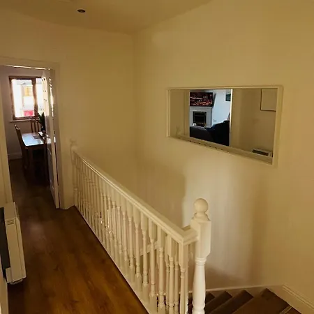 Lakeside Townhouse - Homely & Modern