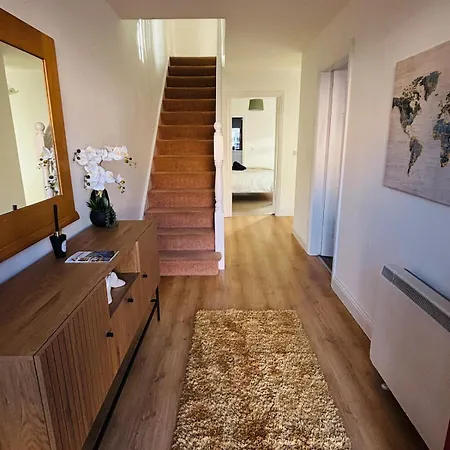아파트 Lakeside Townhouse - Homely & Modern 킬랄로