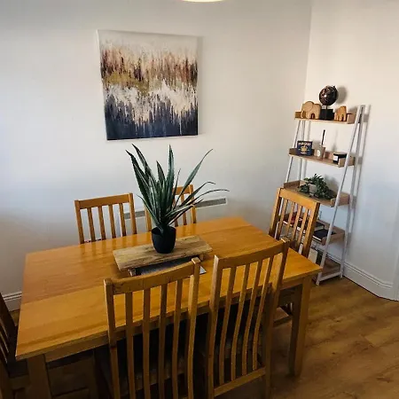 Lakeside Townhouse - Homely & Modern