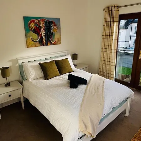 Lakeside Townhouse - Homely & Modern