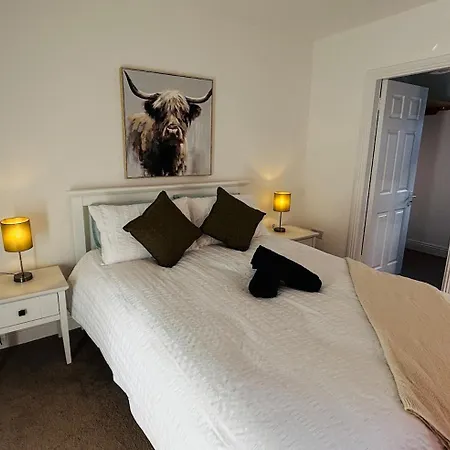 Lakeside Townhouse - Homely & Modern