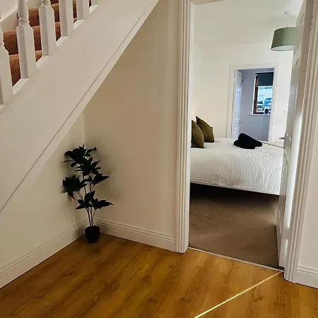 Lakeside Townhouse - Homely & Modern