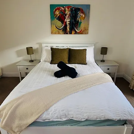 Lakeside Townhouse - Homely & Modern *