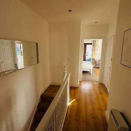 Lakeside Townhouse - Homely & Modern