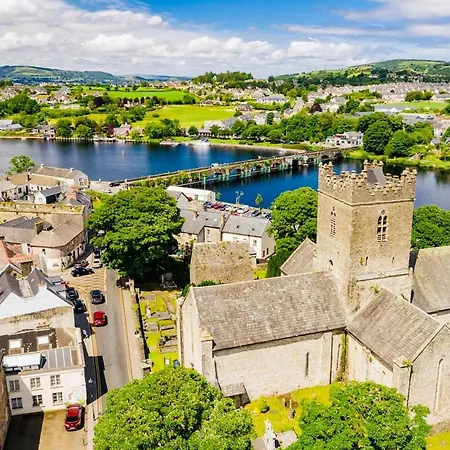 Lakeside Townhouse - Homely & Modern