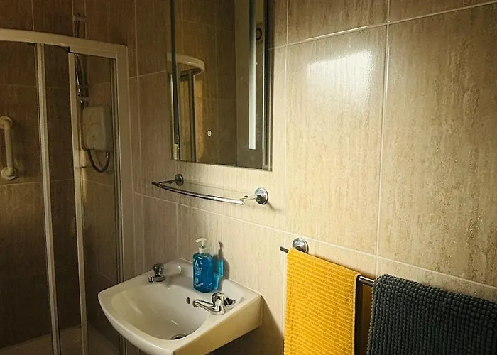 Lakeside Townhouse - Homely & Modern Apartment