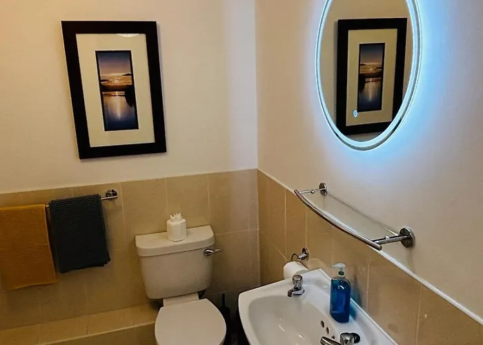 Lakeside Townhouse - Homely & Modern