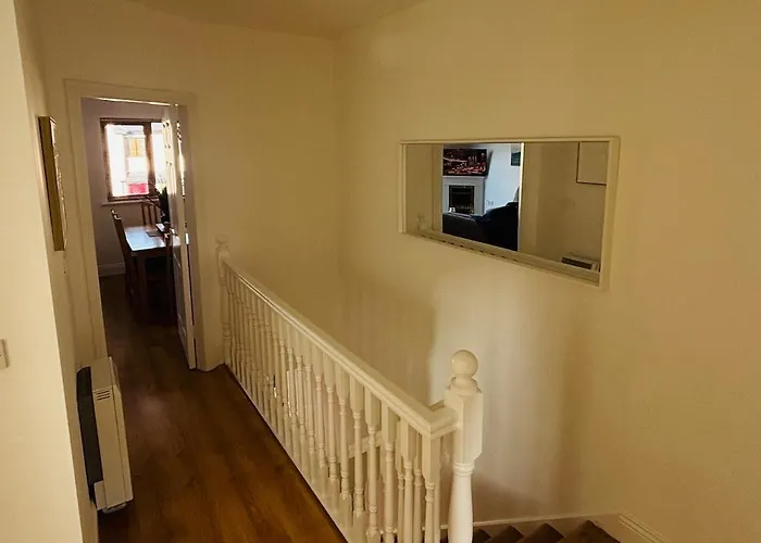 Lakeside Townhouse - Homely & Modern