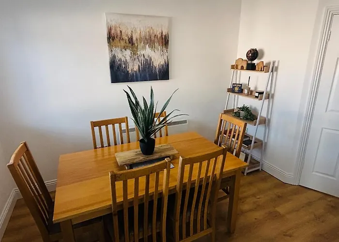 Lakeside Townhouse - Homely & Modern