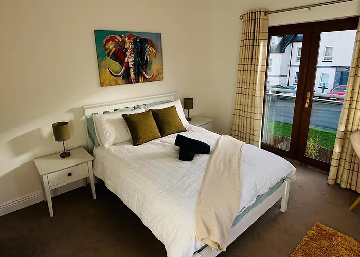 Lakeside Townhouse - Homely & Modern