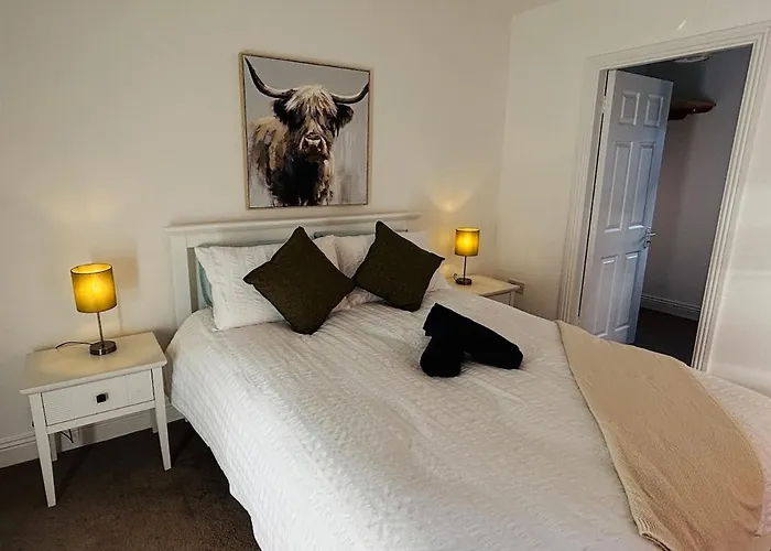 Lakeside Townhouse - Homely & Modern