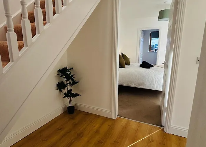 Lakeside Townhouse - Homely & Modern