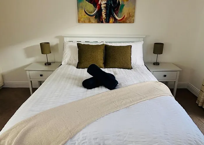 Lakeside Townhouse - Homely & Modern *