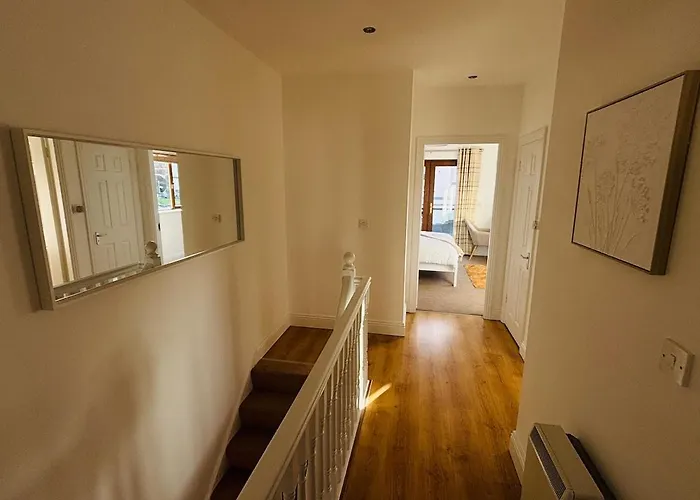 Lakeside Townhouse - Homely & Modern