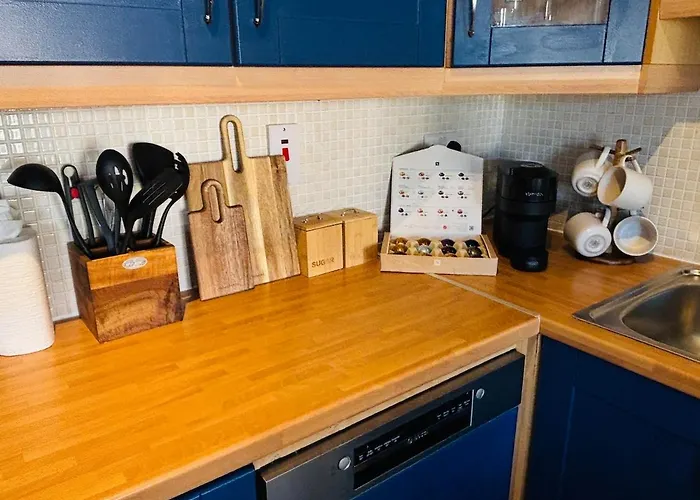 Lakeside Townhouse - Homely & Modern Apartment