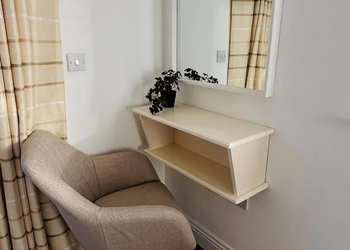 Lakeside Townhouse - Homely & Modern