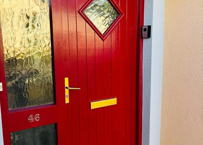 Lakeside Townhouse - Homely & Modern *