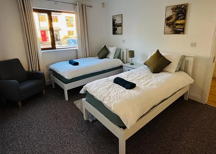 Lakeside Townhouse - Homely & Modern