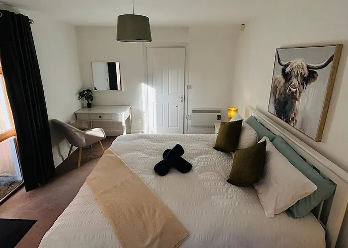 Lakeside Townhouse - Homely & Modern Apartment