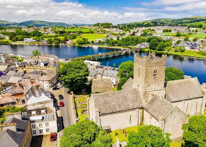 Lakeside Townhouse - Homely & Modern